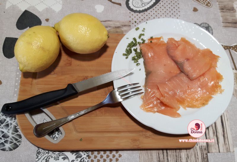 ingredienti salmone limoni erba cipollina tagliere coltello forchetta