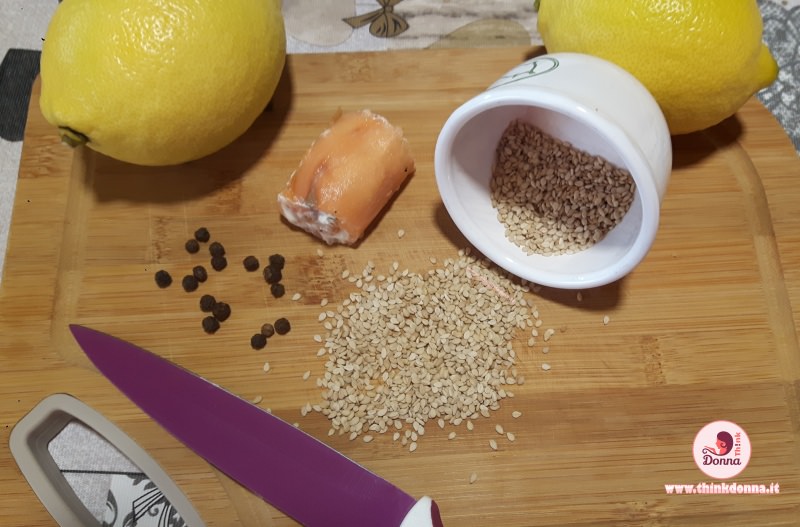 ingredienti tagliere limoni involtino salmone formaggio pepe nero semi di sesamo coltello