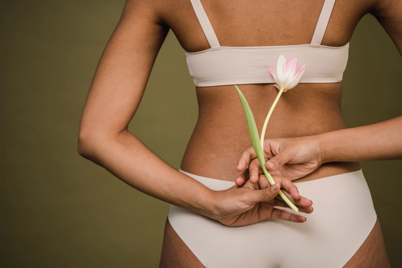 corpo donna fisico snello cellulie completo intimo bianco reggiseno slip fiore tulipano rosa