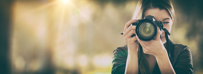 donna macchina fotografica luce natura sole