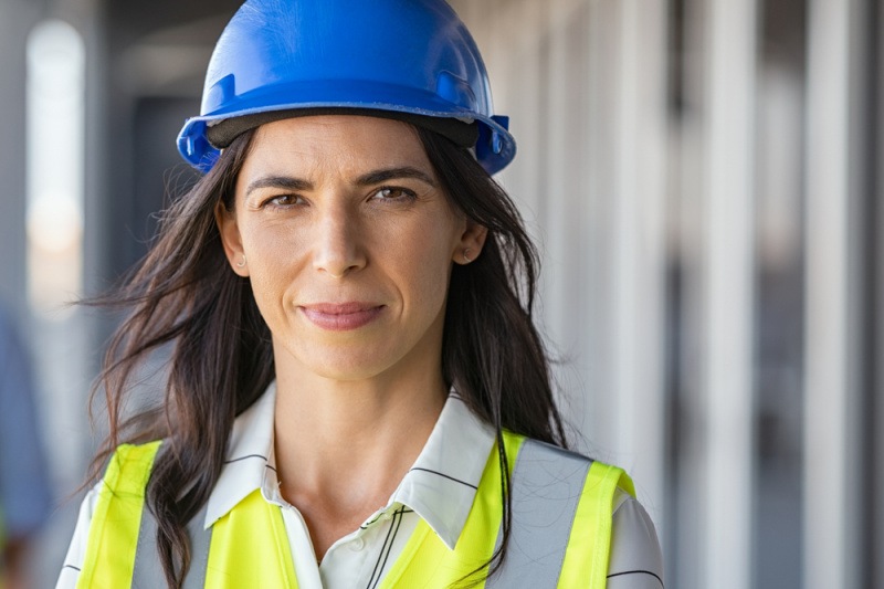 viso donna lavoratrice casco 