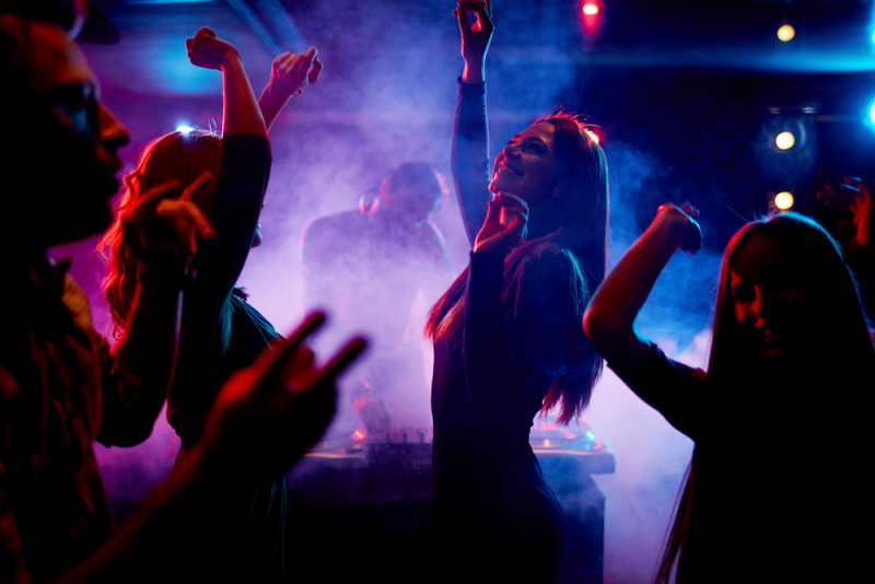 ragazzi ragazze si divertono ballando in discoteca