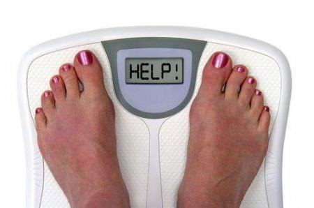 Vuoi perdere peso? Ecco i consigli per dimagrire velocemente dieta diete bilancia bianca pesa persone piedi donna smalto rosa fucsia scritta help aiuto