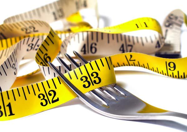 Vuoi perdere peso? Ecco i consigli per dimagrire velocemente dieta metro da sarta giallo bianco misure forchetta acciaio