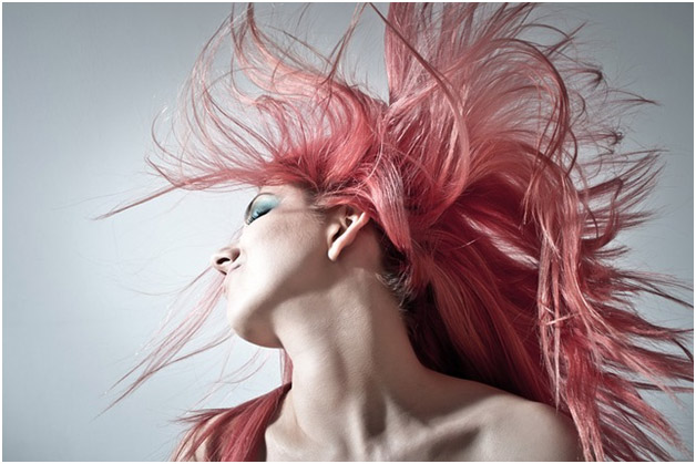 bella donna capelli al vento colorati rosa