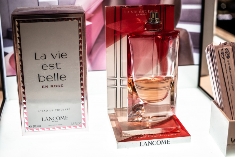  packaging flacone e Vie Est Belle, l’eau de parfum di Lancome