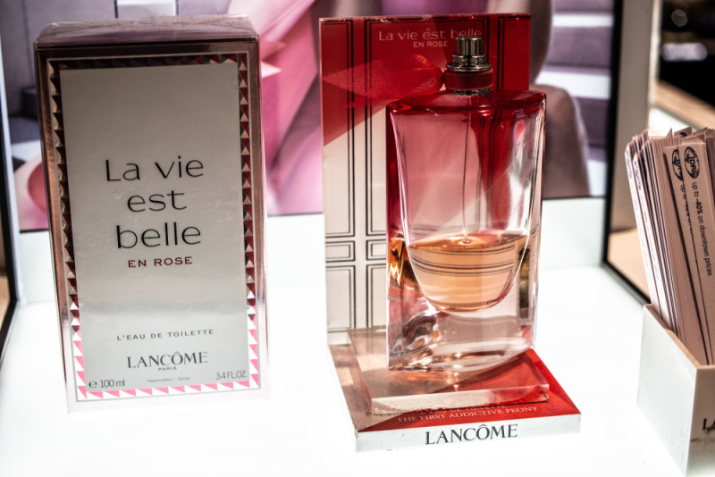  packaging flacone e Vie Est Belle, leau de parfum di Lancome