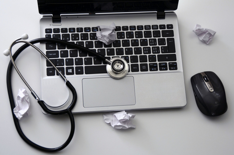 medici online laptop notebook stetoscopio
