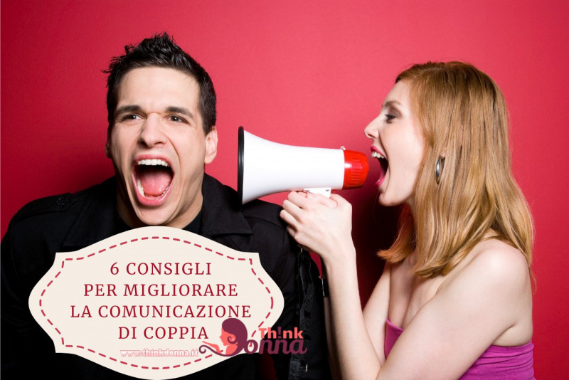 uomo grida bocca aperta donna urla con megafono all'orecchio problemi di coppia comunicazione