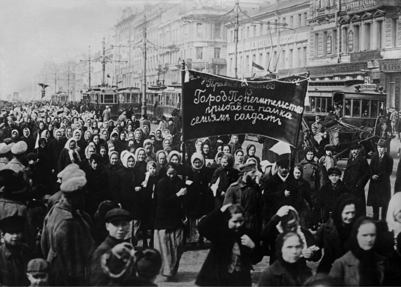 8-marzo-1917-a-san-pietroburgo-le-donne-della-capitale-guidarono-una-grande-manifestazione-durante-la-rivoluzione