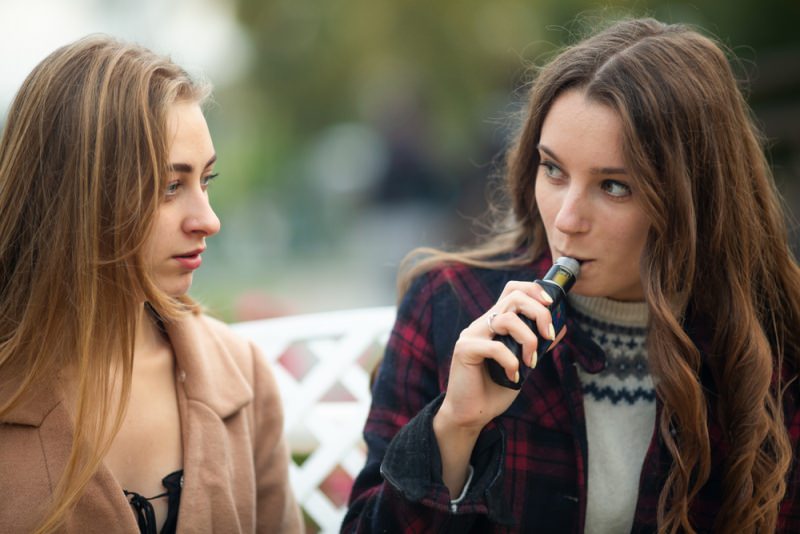  e-cig all'aperto donne ragazze amiche smettere di fumare