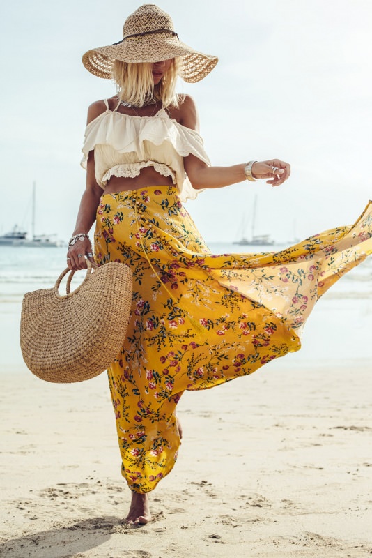 bellissima donna bionda cappello di paglia pareo giallo top camicetta mare estate borsa