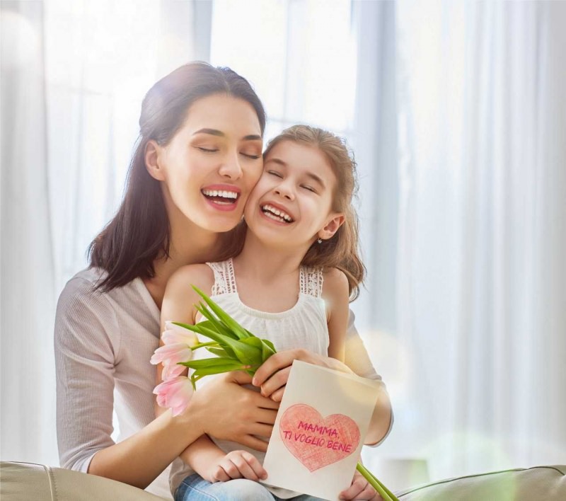 mamma e figlia abbraccio regalo tulipani rosa biglieto auguri cuore festa della mamma