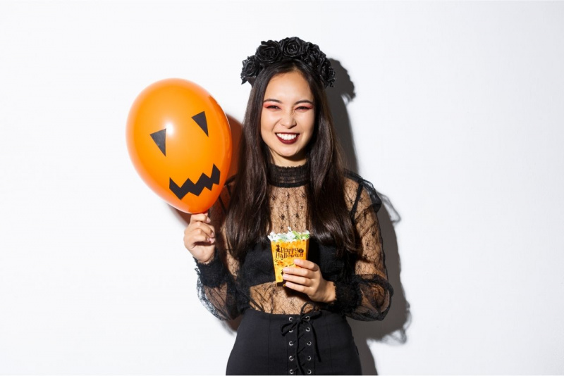 ragazza sexy pizzo nero palloncino arancione Halloween
