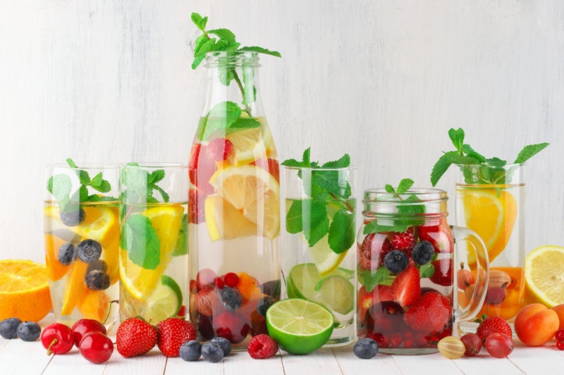 bottiglia bicchieri vetro detox water menta fragole mirtilli lamponi lime ciliegia albicocca ribes limone arancia