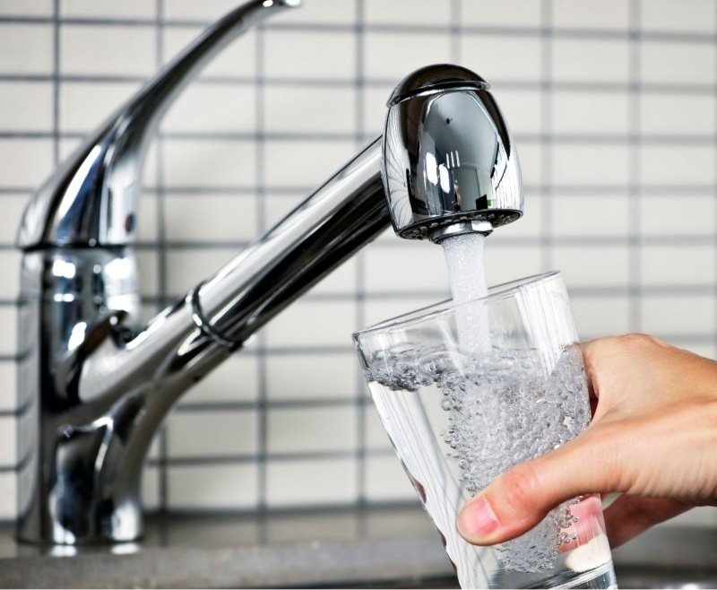 acqua potabile pura da rubinetto pulito lucido senza calcare addolcitore