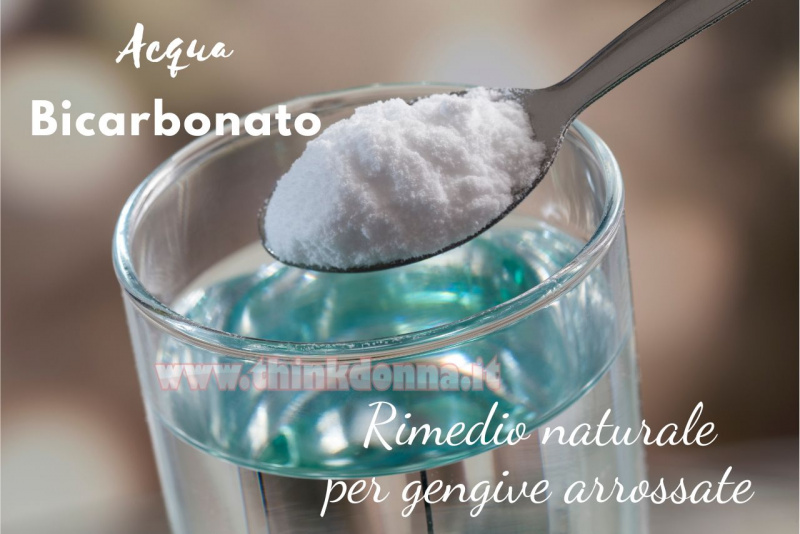 bicchiere di vetro con acqua cucchiaino di bicarbonato