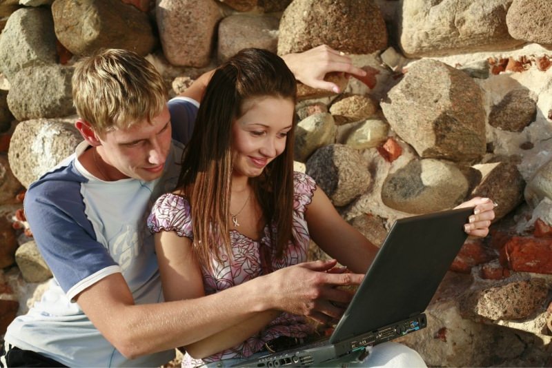 adolescenti ragazzo ragazza usano laptop navigare Internet notebook
