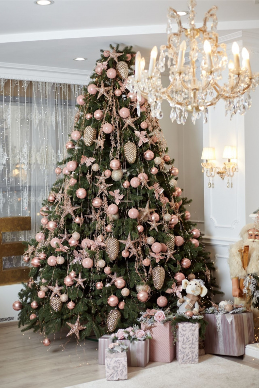 albero di natale stelle palline rosa chiaro pigna luci pacchi regalo babbo natale 