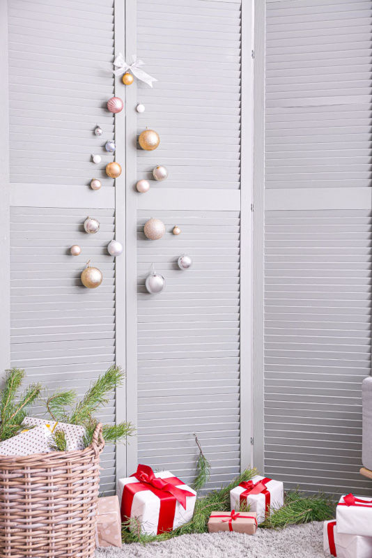 decorazione natalizia alternativa palline color pastello formano albero di Natale puntale a fiocco