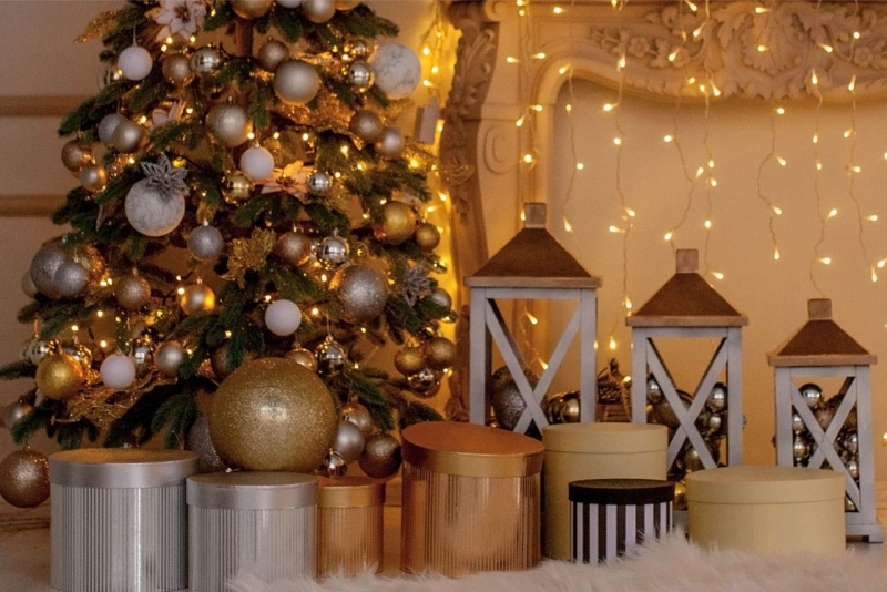 decorazioni natalizie casa oro luci ghirlande luminose pacchi regalo cilindro
