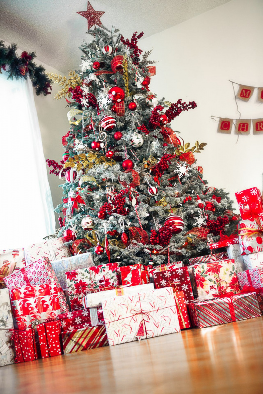 albero di Natale tradizionale verde rosso bianco pacco regalo natalizio