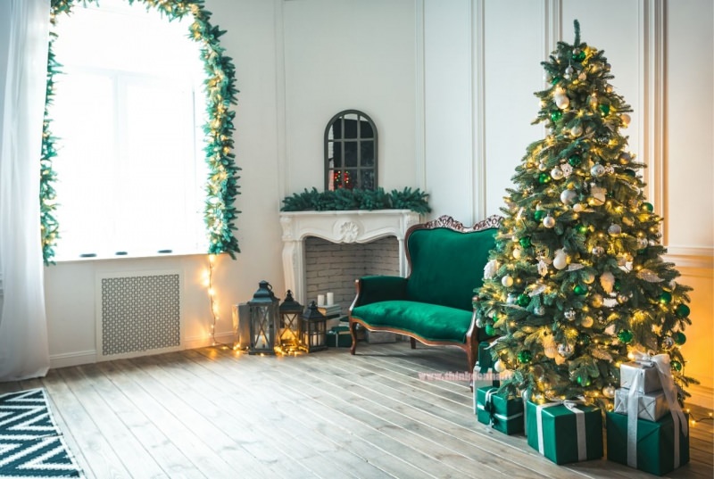 soggiorno con decorazione natalizie albero di natale verde oro ghirlanda finestra