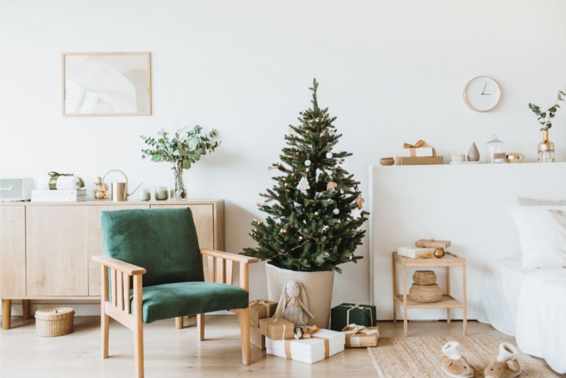 soggiorno minimal decorazione natalizie stile scandinavo albero di natale poltrona legno velluto verde 
