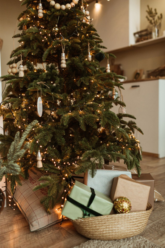 deorazioni natalizie albero di natale stile minimal decori legno luci cesta pacco regalo