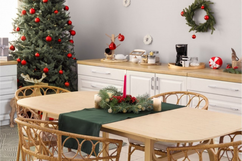 soggiorno con tavolo da pranzo decorazioni natale rosse