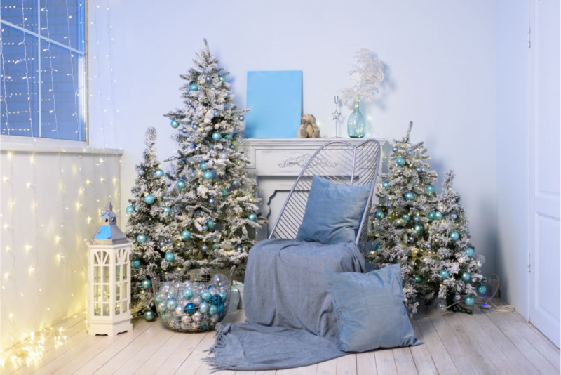 angolo natalizio albero di Natale cesta palline sfere blu argento turchese celeste parquet bianco legno camino vasi