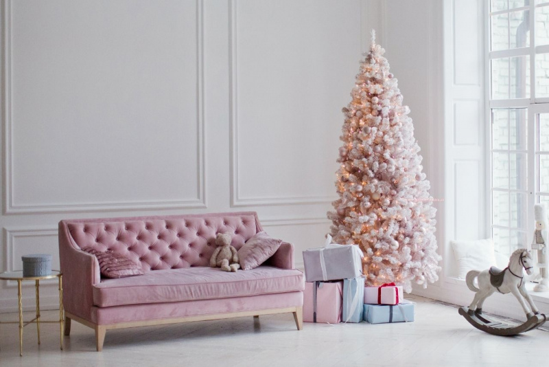 pink christamas tree cavallo dondolo divano velluto rosa pacchi regalo albero