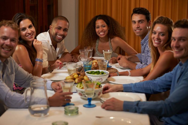 amici a cena divertimento sorrisi tavola 