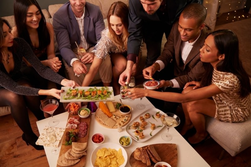 amici a cena mangiano e si divertono antipasti