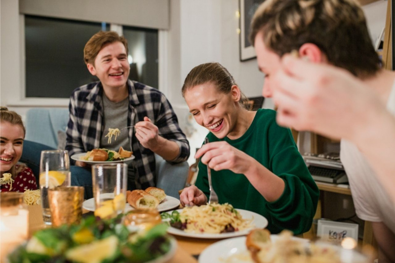 amici spaghettata serata cena aperitivo tavola bicchieri piatti