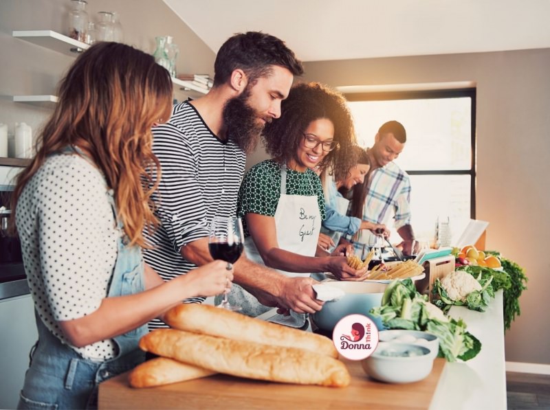 spaghettata con amici preparazione cena cucina risate