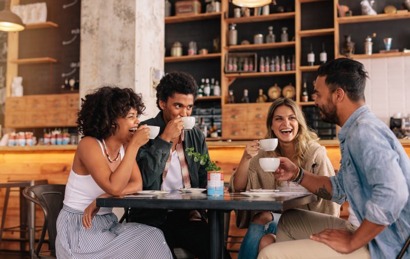 amici al bar coppia uomo donna sorrisi caff colazione