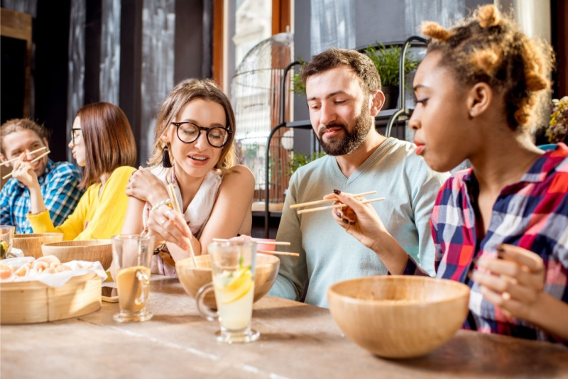 amici mangiano al ristorante cinese 