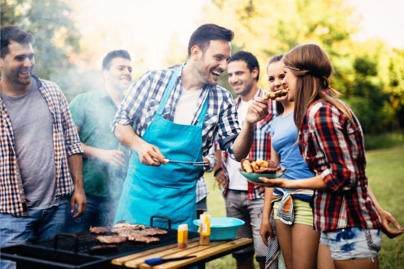 grigliata all'aperto allegria amici uomini donne barbecue