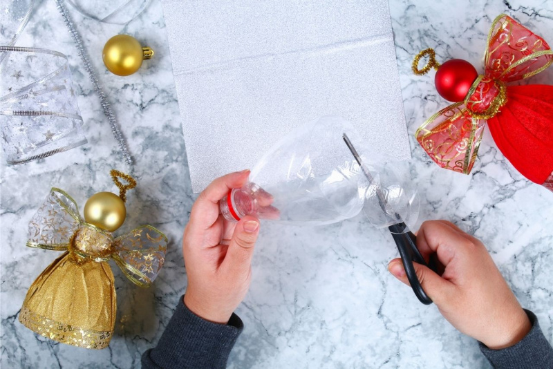 mani usano forbici bottiglia plastica scovolini argentati pallina oro angeli natalizi tutorial foto