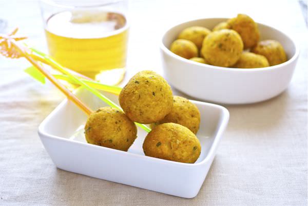 Antipasti di Pasqua ricette facili e sfiziose polpette di merluzzo spiedini di polpettine dorate croccanti ciotola quadrata rotonda ceramica bianca bicchiere vetro birra