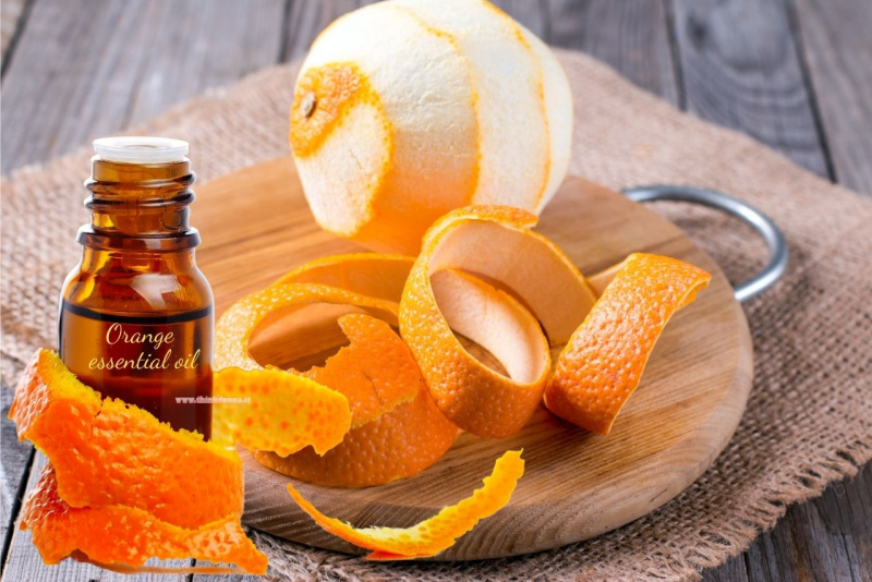 arancia buccia scorza su tagliere legno olio essenziale boccetta orange
