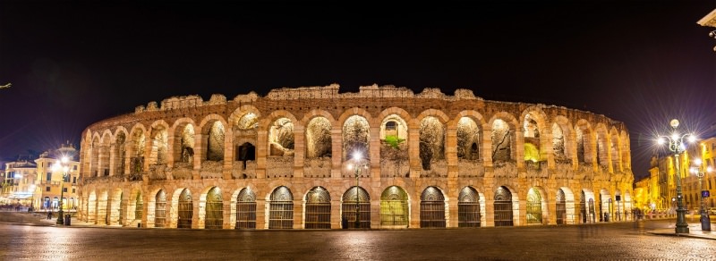 arena di verona di notte luci