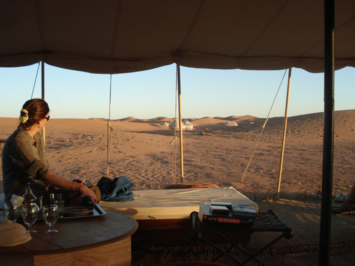 team building deserto marocco donna occhiali sole tenda tavolo bicchieri