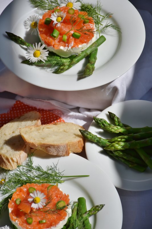 tortino di salmone, asparagi e formaggio piatto pronto antipasto fiori margherite bianche