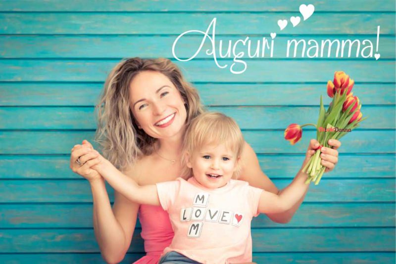 bambino in braccio alla mamma sorrisi auguri festa della mamma tulipani rosso giallo