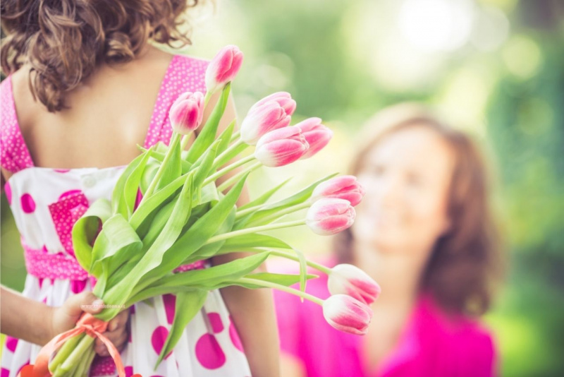 figlia bambina bouquet fiori tulipani rosa festa della mamma