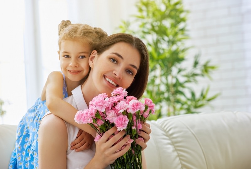 festa della mamma bambina figlia donna fiori garofani rosa