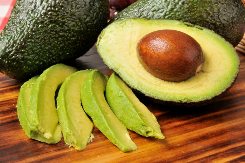 fette di avocado su tavolo di legno