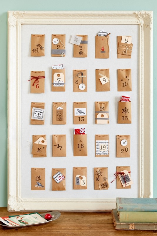 Quanto manca a Natale? Prepara il Calendario dell'Avvento fai da te e inizia il conto alla rovescia bustine buste numeri tela bianca cornice shabby chic tavolo legno libri